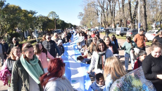 Ybarlucea se viste de celeste y blanco para celebrar el Día de la Bandera