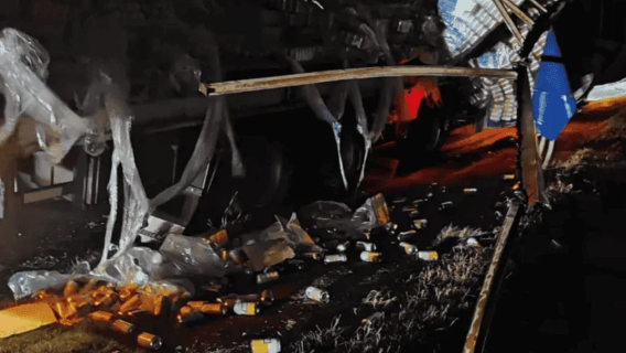 El choque de dos camiones en la autopista Rosario-Buenos Aires inundó la traza de latas de cerveza