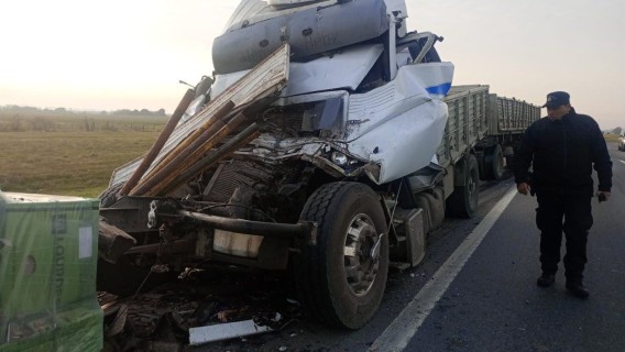 Rescataron a un camionero con lesiones graves tras un choque en la autopista
