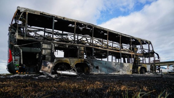 Se incendió un colectivo de larga distancia en la autopista a Buenos Aires