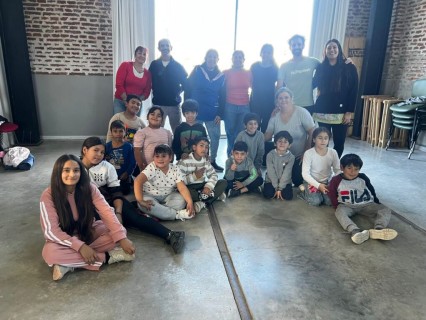 Familias y alumnos de los CDC compartieron una clase abierta de folclore en el marco de la Semana de Mayo