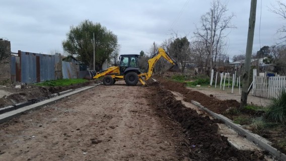 Obras de cordón cuneta y asfalto en diferentes barrios de Pergamino